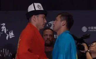 Казахстанский боец Дияр Нургожай одерживает победу над кыргызстанцем Ураном Сатыбалдиевым в UFC с помощью удушающего приема в первом раунде