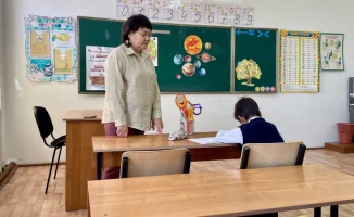 Единственный ученик в классе: жизнь школ в маленьких селах Казахстана и проблема переполненных школ, работающих в три смены