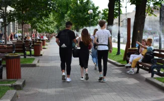 Молодым украинцам разрешили выезжать за границу