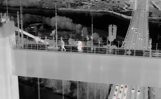 Мужчина забрался на пилон подвесного моста в Семее: на место происшествия прибыли экстренные службы