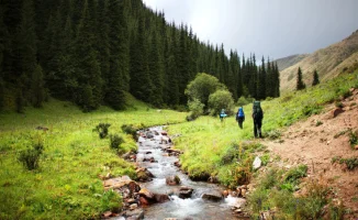 Спасатель предупреждает: походы в горы требуют подготовки, а не только желания. Молодёжь Алматы всё чаще выбирает этот вид отдыха, но эксперты призывают не забывать о безопасности и необходимых навыках.