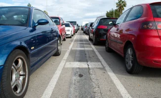 Скандал в Атырау: сотни клиентов автосалона остались без машин и денег, требуя справедливости