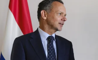 Нидерланды на грани: правительство рухнуло, как карточный домик, после попытки Каспара Велдкампа наложить санкции на Израиль в бурном море конфликта в Газе.