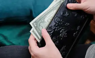 Казахстанцы обеспокоены: банки отказывают в приёме старых долларов