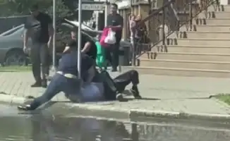 Днём в Семее возле центрального отдела полиции произошло жестокое избиение мужчины: трое нападающих атаковали жертву на глазах у очевидцев, инцидент попал на видео.