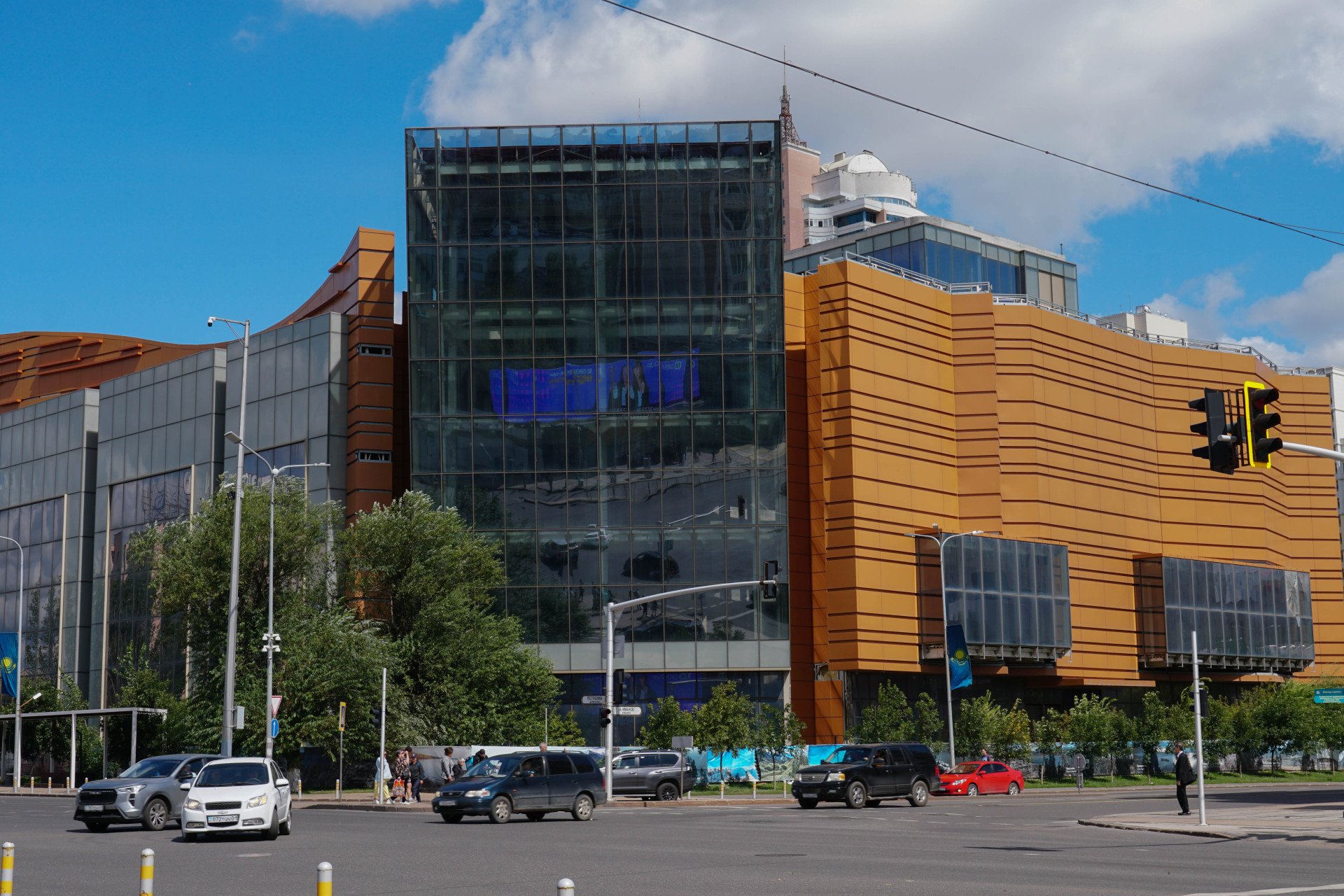 Недостроенный ТРЦ по Республике