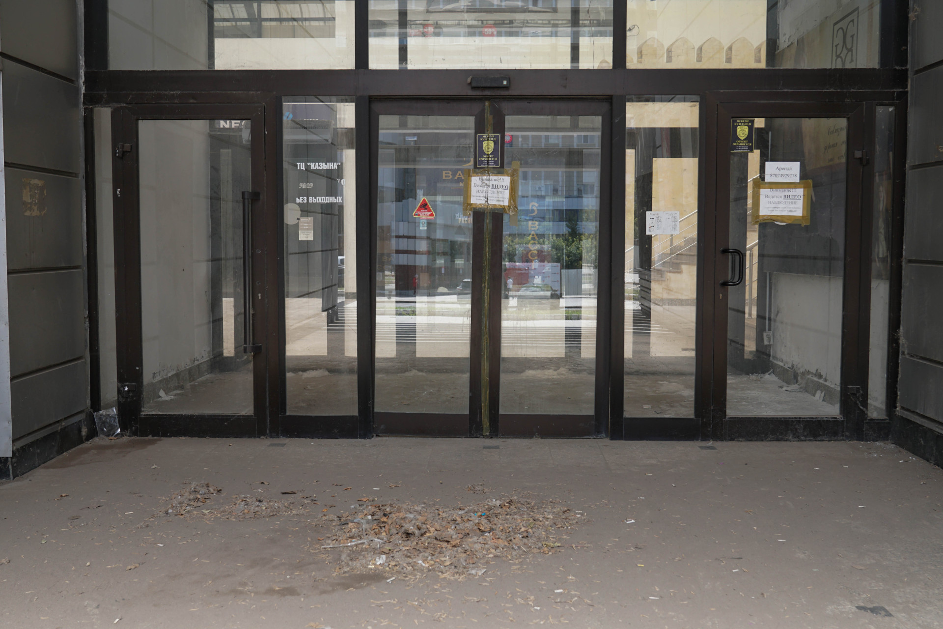 Вход в недостроенное здания в Астане