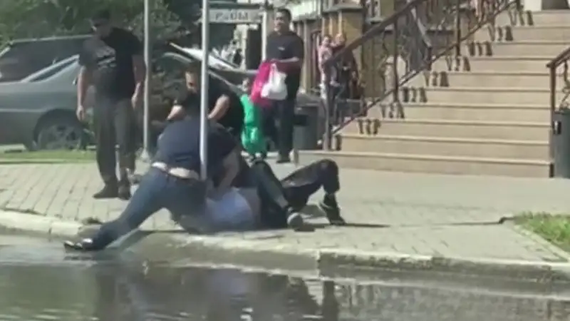 Днём в Семее возле центрального отдела полиции произошло жестокое избиение мужчины: трое нападающих атаковали жертву на глазах у очевидцев, инцидент попал на видео. Павлодаре