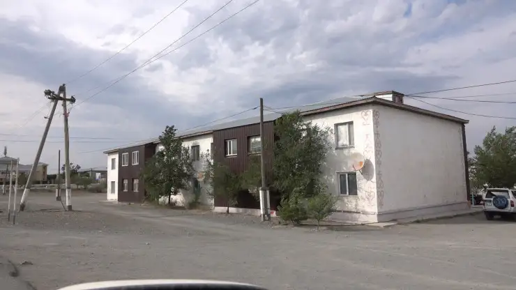 Двухэтажный дом в посёлке Достык, граница Казахстана и Китая. Фото: ©️ Роман Павлов