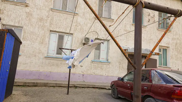 Бельё развивается на ветру, село Достык, граница Казахстана и Китая а