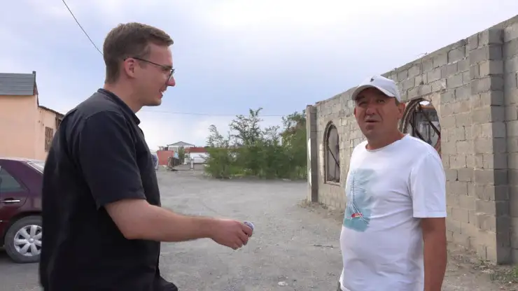 Журналист Иван Сухоруков берёт интервью у жителя села Достык Марата. Фото: ©️ / Роман Павлов