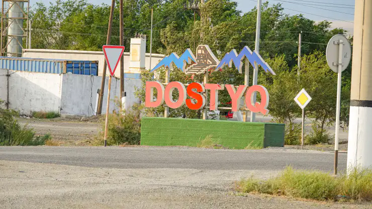 Вывеска "Достык", село, граница Казахстана и Китая
