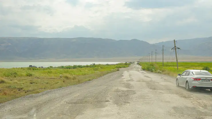 Дорога вдоль озера Жаланышколь