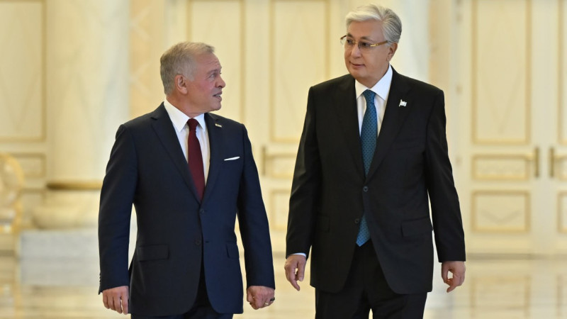 На этой неделе Казахстан с официальным визитом посетил король Иордании Абдалла II. В ходе визита король Иордании назвал президента Казахстана Касым-Жомарта Токаева "дорогим братом", что подчеркивает укрепление двусторонних отношений между странами. Этот в Павлодаре