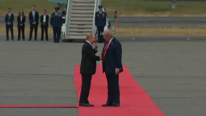 Язык тела Трампа и Путина: аналитики CNN отмечают напряжение и взаимные взгляды на саммите президентов США и России Павлодаре