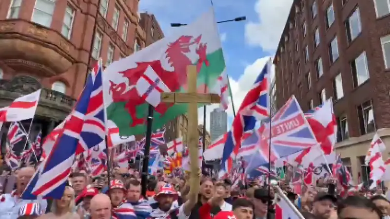 Крупнейшая праворадикальная демонстрация в истории Великобритании: более 100 000 протестующих в Лондоне Павлодаре