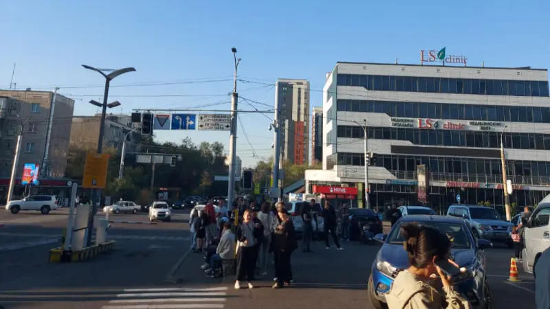 Алматинцы вышли на улицы, как птицы, покидающие гнездо, после тревожного сигнала о землетрясении Павлодаре