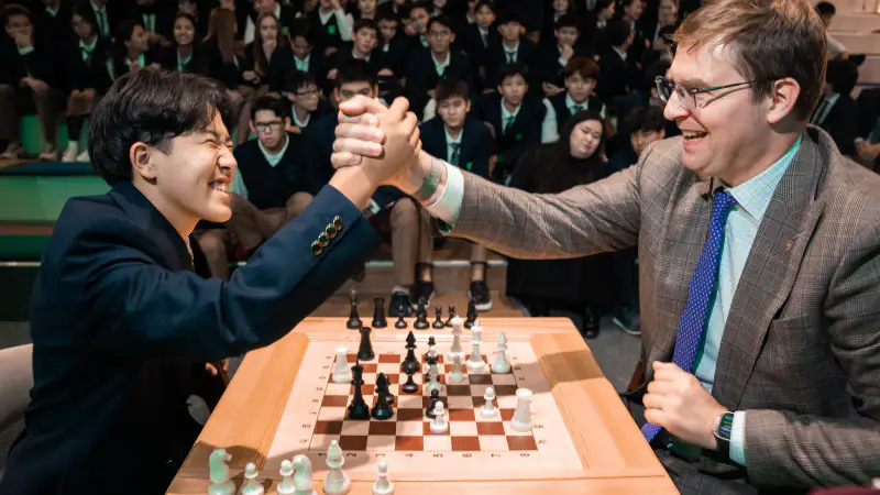 Аульский мальчик против миллиардера: международный баттл с Тимуром Турловым и 500 юными участниками IQanat Павлодаре