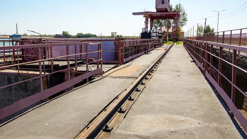 Вид дамбы астанинского водохранилища