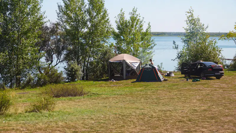 Палатки отдыхающих на берегу Астанинского водохранилища