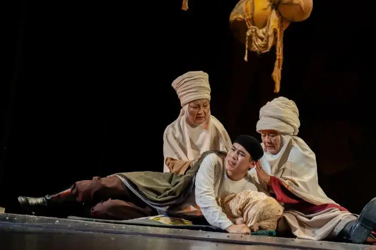 В Павлодаре открыли 36-й театральный сезон постановкой о юном Абае Павлодаре