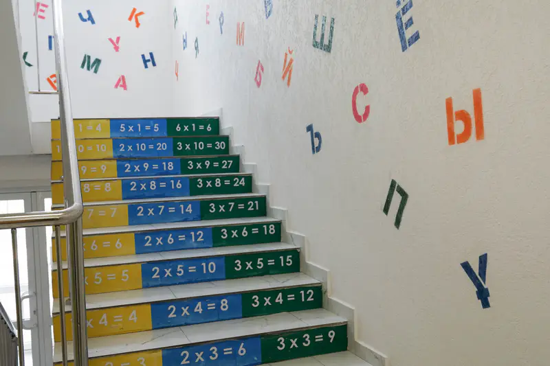 Таблица умножения на лестнице в школе-гимназии №96 в Астане, построенной на изъятые у коррупционеров деньги