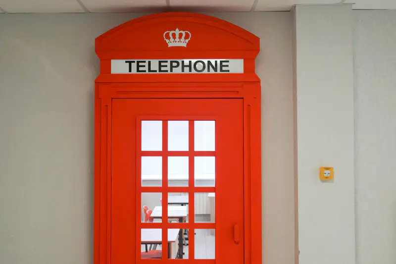 В британском стиле оформлен кабинет английского языка в школе-гимназии №96 в Астане, построенной на изъятые у коррупционеров деньги