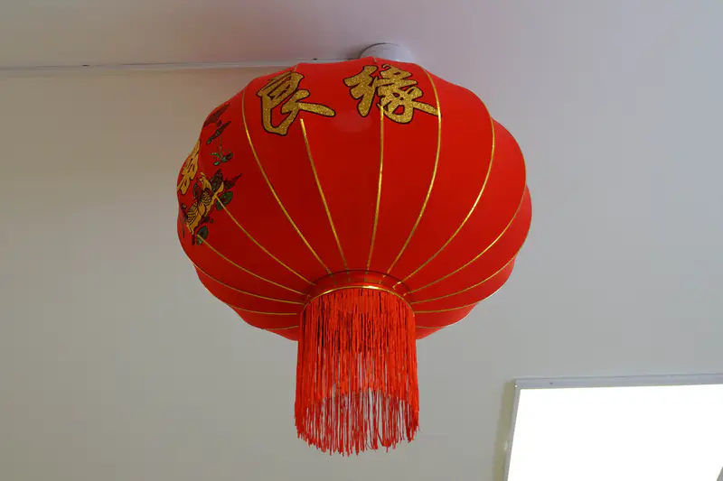 Китайский фонарь в кабинете китайского языка в школе-гимназии №96 в Астане, построенной на изъятые у коррупционеров деньги