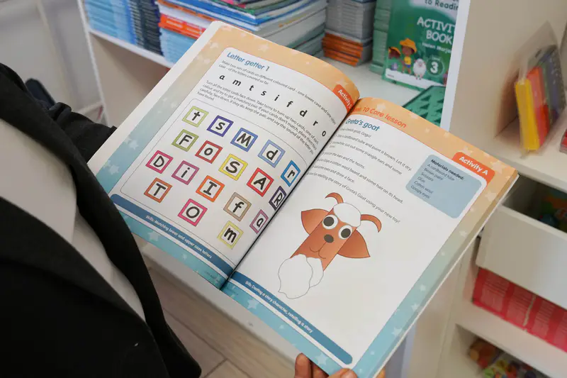 Учебник по сингапурской математике в школе-гимназии №96 в Астане, построенной на изъятые у коррупционеров деньги