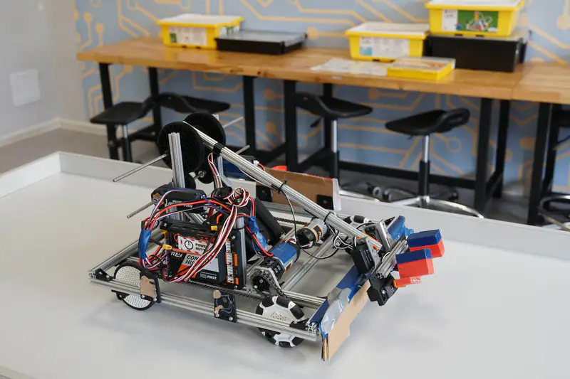 Лаборатория робототехники в школе-гимназии №96 в Астане, построенной на изъятые у коррупционеров деньги