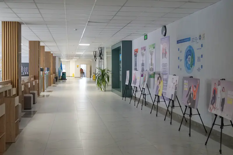 Холл в школе-гимназии №96 в Астане, построенной на изъятые у коррупционеров деньги