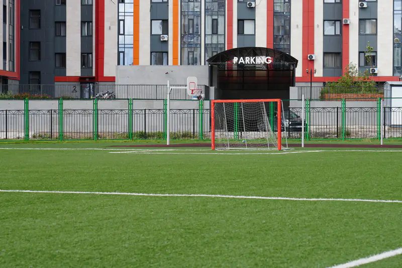 Футбольное поле школы-гимназии №96 в Астане, построенной на изъятые у коррупционеров деньги