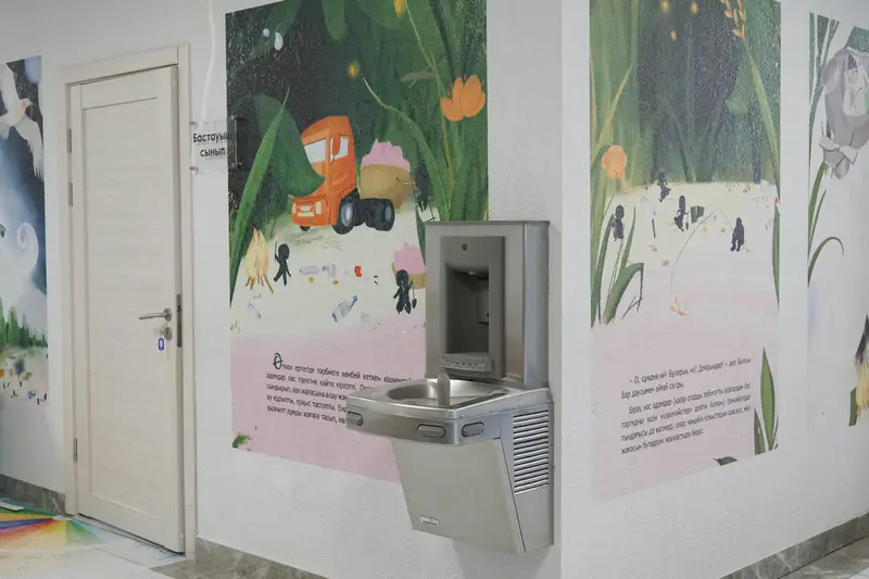 Питьевой фонтанчик в школе-гимназии №96 в Астане, построенной на изъятые у коррупционеров деньги