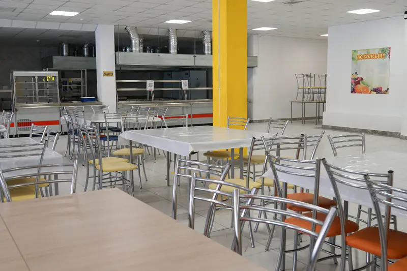Столовая в школе-гимназии №96 в Астане, построенной на изъятые у коррупционеров деньги
