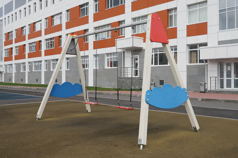 Качели во дворе школы-гимназии №96 в Астане, построенной на изъятые у коррупционеров деньги