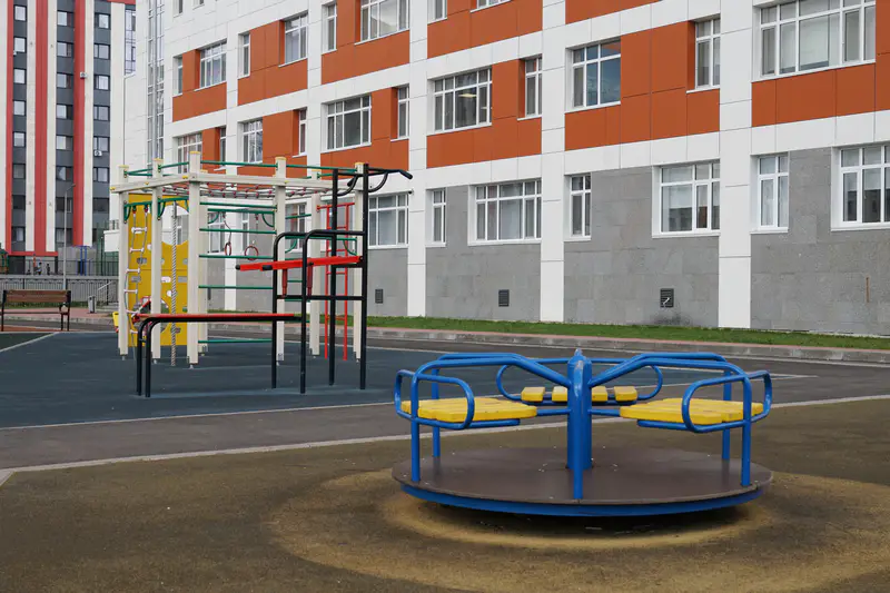 Игровой комплекс во дворе школы-гимназии №96 в Астане, построенной на изъятые у коррупционеров деньги