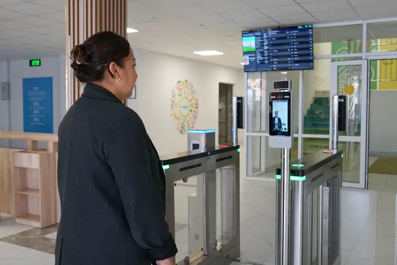 Школьный координатор Назым Абылкасымова показывает, как работает Face ID