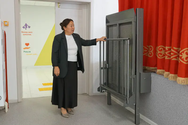 Координатор по инклюзии Назым Абылкасымова показывает пандусы в школе-гимназии №96 в Астане, построенной на изъятые у коррупционеров деньги