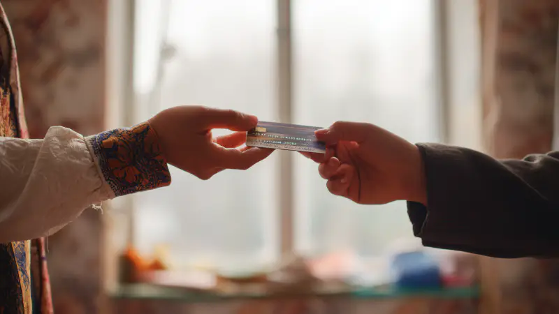 Казахстанцы в замешательстве: регулятор разъясняет новый запрет на передачу банковских карт близким Павлодаре