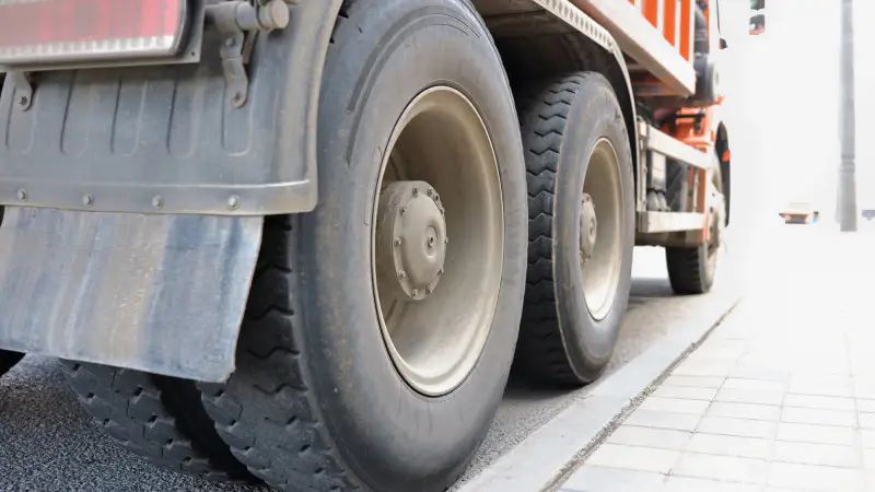 Шина не выдержала: трагедия на дороге в Казахстане Павлодаре