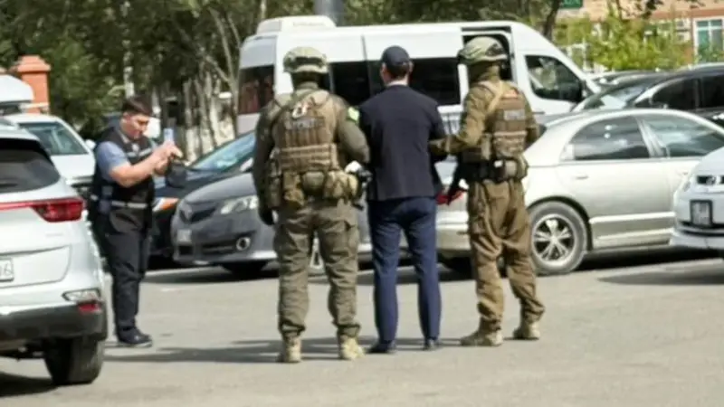 КНБ задержал заместителя руководителя управления строительства Атырауской области в здании акимата Павлодаре