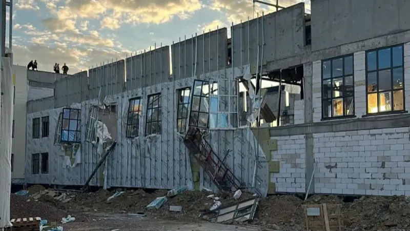Частичное обрушение крыши строящейся школы в Кульсары: возможные последствия для образовательного процесса и безопасности детей Павлодаре