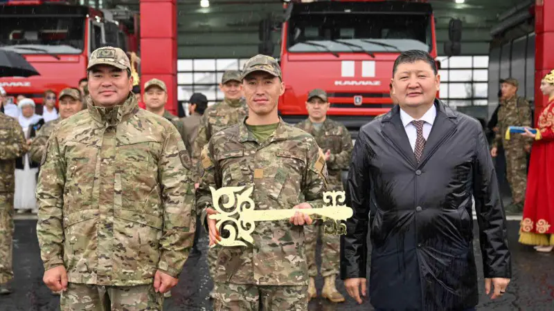 Чиновники и депутаты Казахстана: под дождем эмоций и радости, где любовь к маме — как маяк в бурном море Павлодаре