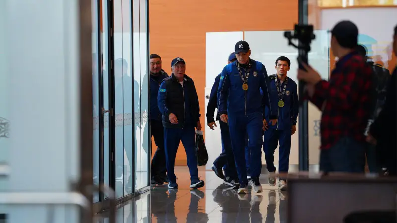 Мужская сборная Казахстана по боксу: триумфальное возвращение Айбека Оралбая и Санжара Ташкенбая в Астану после чемпионата мира Павлодаре