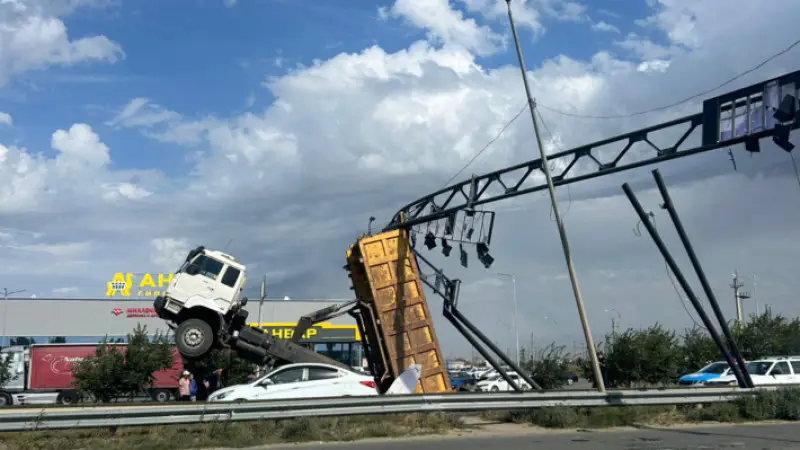 Грузовик с поднятым кузовом чуть не снес арку на трассе в Актобе: необычное ДТП привлекло внимание международных СМИ Павлодаре
