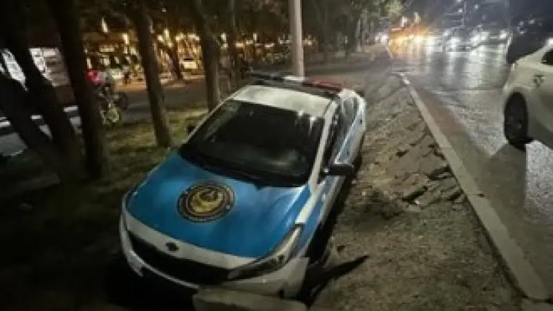 В Алматы полицейский автомобиль попал в кювет из-за невнимательного водителя: общество обеспокоено безопасностью на дорогах Павлодаре