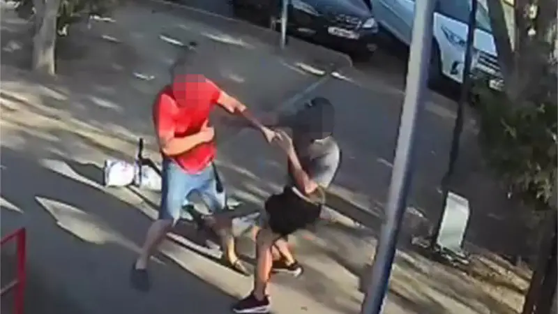 Драка на самокатах: двое мужчин устроили конфликт на перекрестке в Алматы Павлодаре