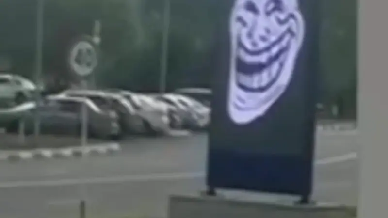 Подросток в Костанае повторил международный лайфхак, взломав уличный экран для показа мемов Павлодаре