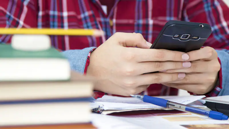 Депутаты Мажилиса Казахстана предложили ограничить использование смартфонов в школах на фоне роста подростковой преступности. Это решение вызвано обеспокоенностью по поводу влияния мобильных устройств на учебный процесс и социальные взаимодействия среди д Павлодаре