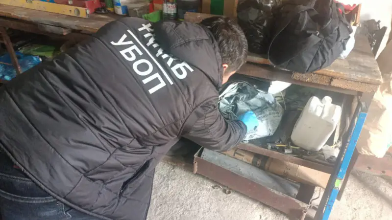 В Карагандинской области силовики пресекли крупную схему хищения дизельного топлива с железной дороги: задержаны 17 человек, изъято оружие. Павлодаре